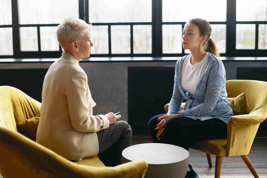 Therapist and client discussing mental health and substance use concerns during a dual-diagnosis therapy session
